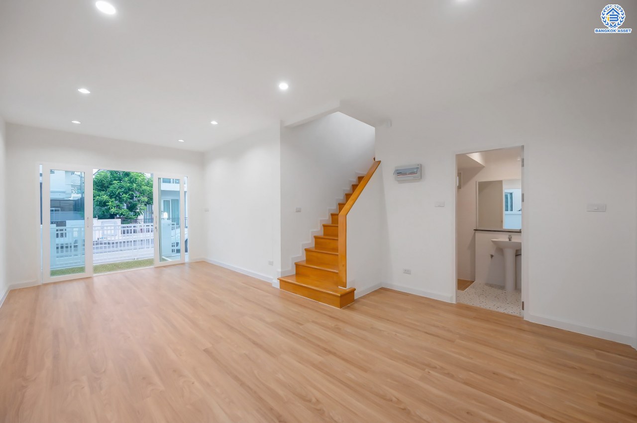 บ้านมือสองตกแต่งใหม่ โครงการ เดอะวิลล่า ราชพฤกษ์-ท่าอิฐ แบรนด์ Property Perfect เดินทางสะดวก เนื้อที่ 35.8 ตร.ว. ฟังก์ชัน 3 ห้องนอน 2 ห้องน้ำ จอดรถได้ 2 คัน บนทำเลเชื่อมต่อทั้ง ถ.รัตนาธิเบศร์ และถ.ราชพฤกษ์ และเพียง 10 นาทีถึงรถไฟฟ้า "สถานีบางรักน้อยท่าอิฐ"